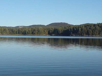 Scene of a peaceful lake along the La Cloche Silhouette Trail in Killarney Provincial Park.