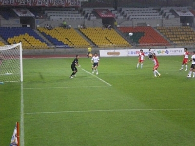 A socceer match provided us with sports and entertainment in Busan (though here it looks like not many people are being entertained).