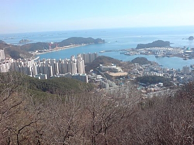 View of Dadaepo and its port seen while striding along in Busan, atop Amisan.