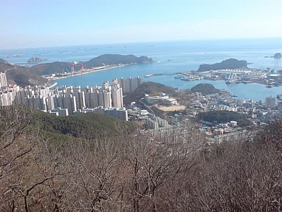 Panoramic view of the Port of Dadaepo, Dusong Peninsula in the distance and ships floating on the ocean beyond.